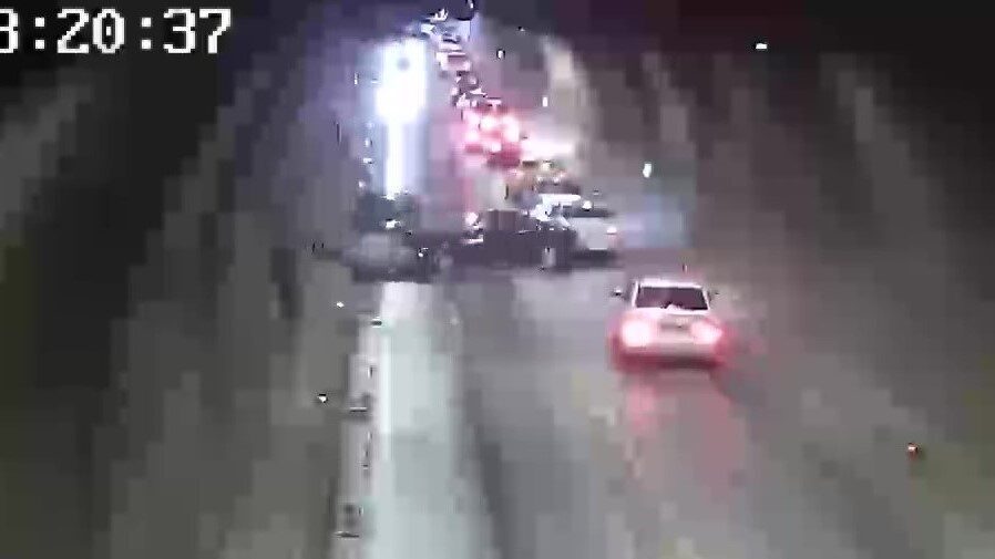 Amasya’da tünelde iki otomobil kafa kafaya çarpıştığı kazada 1 kişi