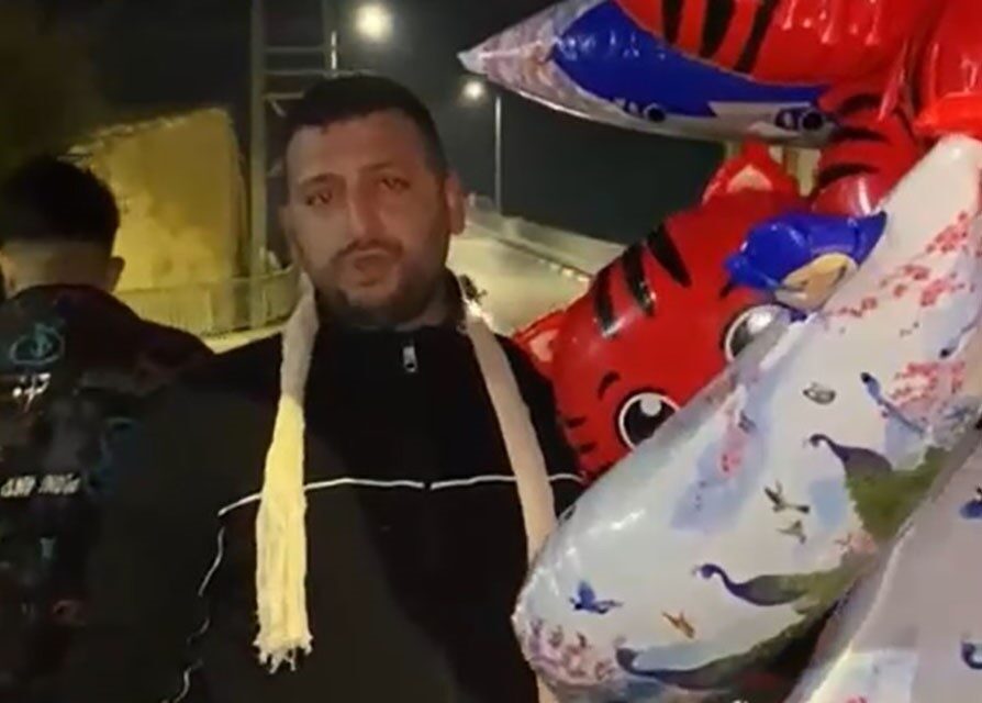 Manisa’nın Turgutlu ilçesi İstasyon Altı Mahallesi’nde bir baloncu, Ramazan ayının