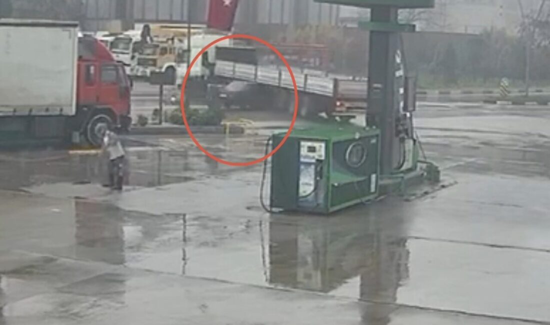 Manisa’nın Turgutlu ilçesinde akaryakıt istasyonundan ana yola çıkış yapan tıra