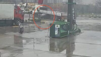 Manisa’nın Turgutlu ilçesinde akaryakıt istasyonundan ana yola çıkış yapan tıra