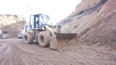 Manisa’nın Turgutlu ilçesinde şiddetli yağış toprak kaymasına neden oldu. Olayda