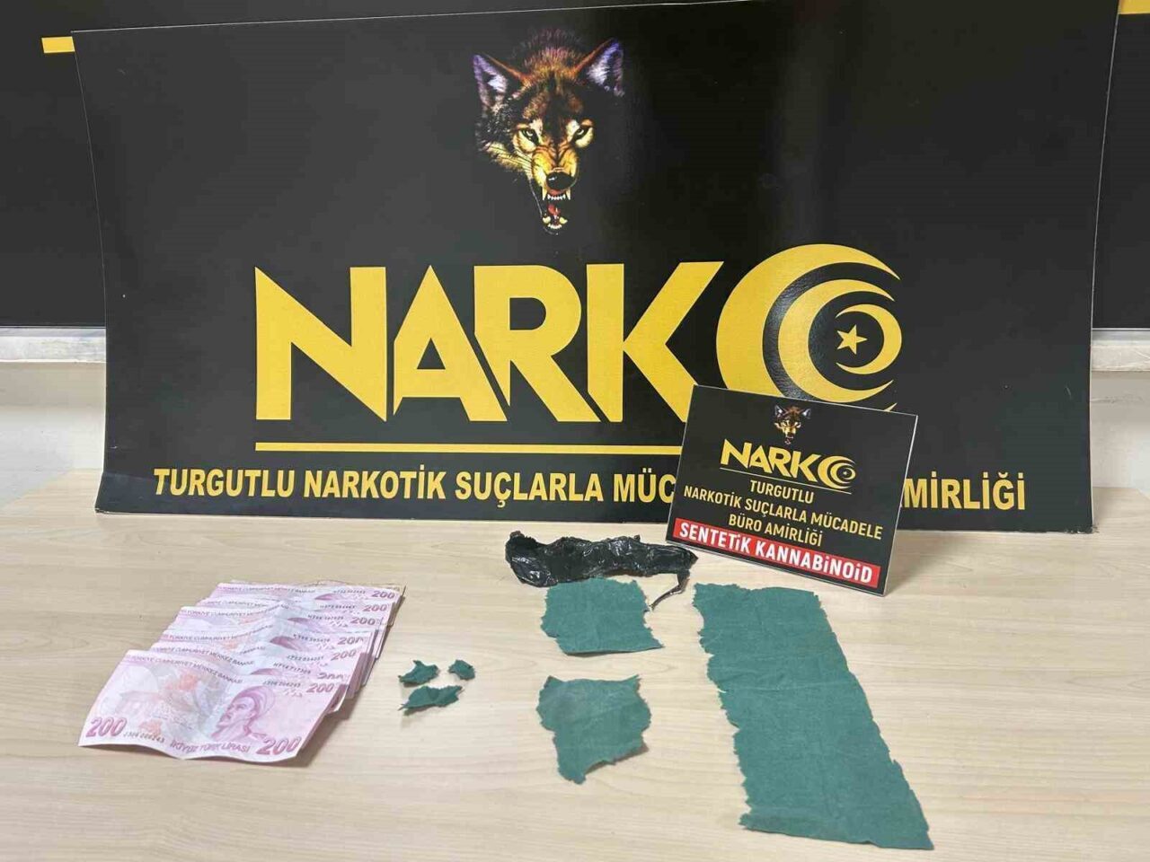 Manisa’nın Turgutlu ilçesinde düzenlenen uyuşturucu operasyonunda gözaltına alınan 3 şüpheli