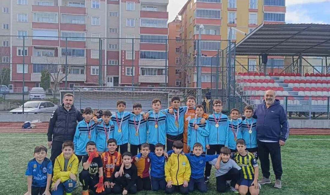 Sinop Türkeli Cumhuriyet Ortaokulu takımı, okul sporlarında il şampiyonu olarak