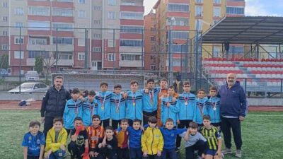 Sinop Türkeli Cumhuriyet Ortaokulu takımı, okul sporlarında il şampiyonu olarak