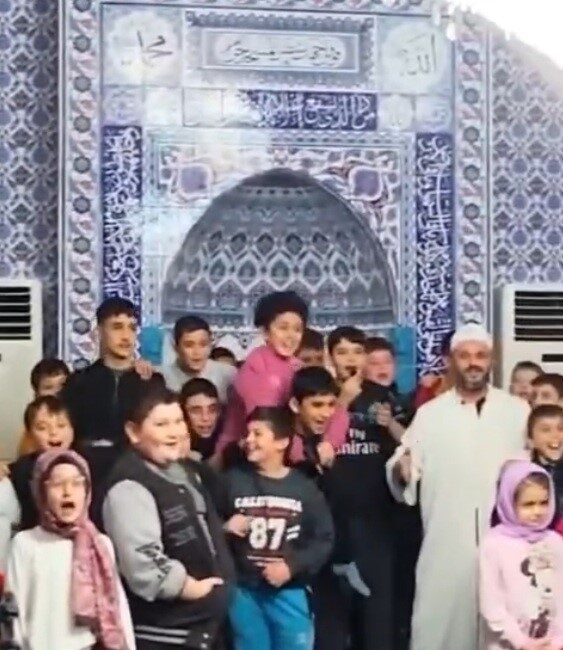 Sosyal medyada kısa sürede geniş kitlelere ulaşan “Kabe’de Hacılar” ilahisi,