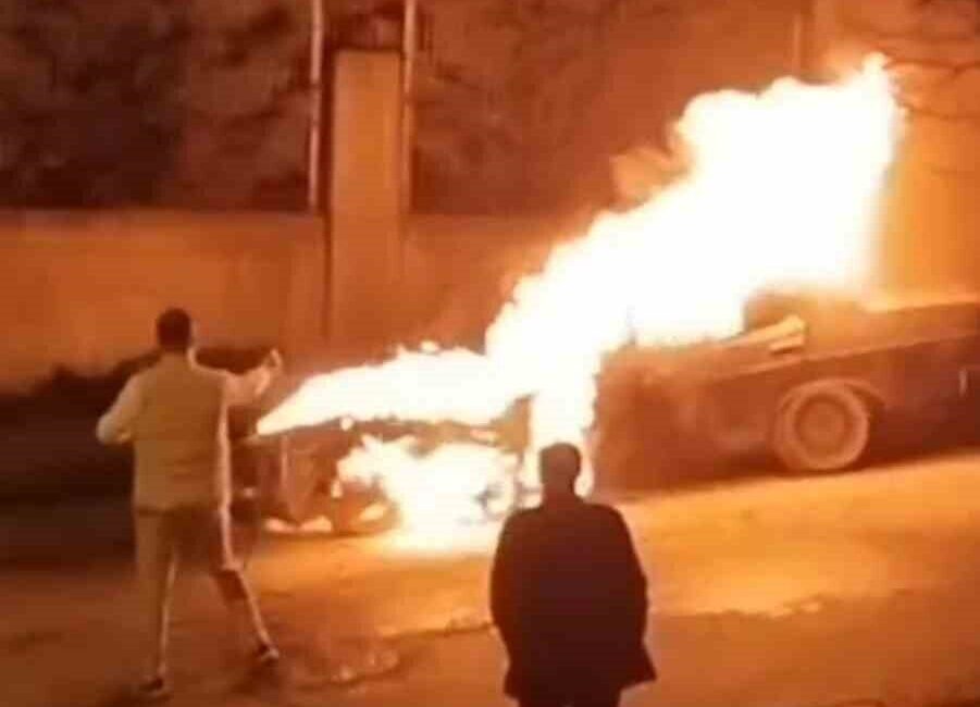 Tuzla’da park halindeki bir otomobilde çıkan yangın paniğe neden oldu.