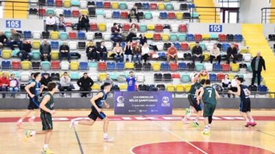 Balıkesir’de düzenlenen U14 Erkekler Basketbol Bölge Şampiyonası, oynanan karşılaşmalarla start