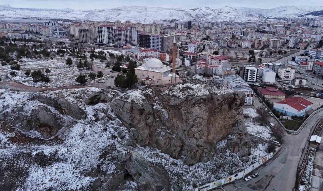 Sivas’ta uçurumun kıyısında bulunan Yukarı Tekke Camisi ve Abdulvahabi Gazi
