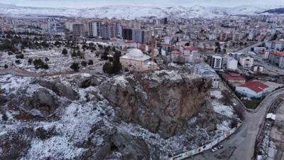 Sivas’ta uçurumun kıyısında bulunan Yukarı Tekke Camisi ve Abdulvahabi Gazi