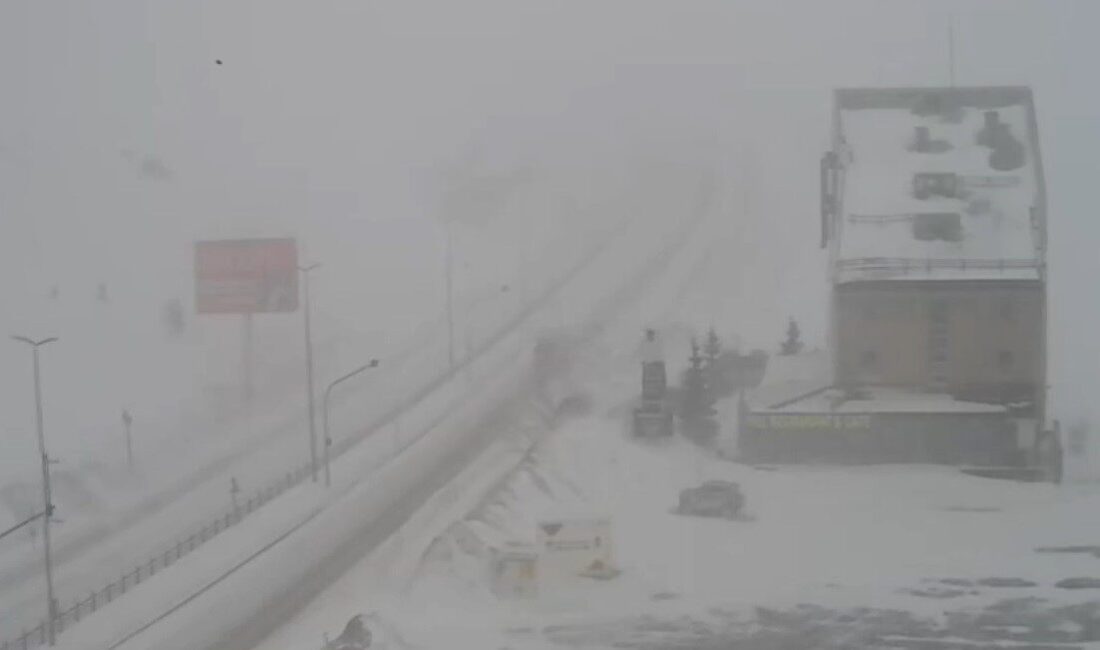 Develi ile Hacılar ilçesi yolu yoğun kar ve tipi nedeniyle
