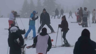 Kış mevsiminin kalbi Uludağ’da kar kalınlığı 120 santimetreyi bulurken, sömestr
