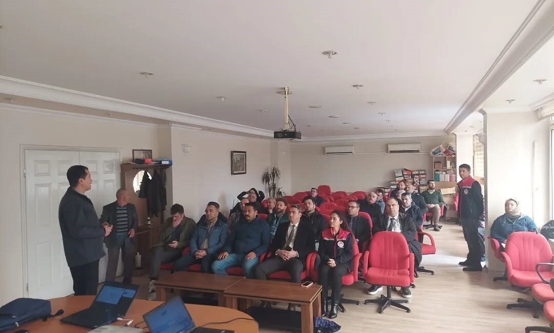 Aydın’ın Efeler ve Koçarlı ilçelerinde üreticiler tarımsal risklere karşı bilgilendirildi.
