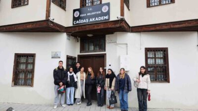 Öğrencilere parasız, bilimsel ve çağdaş eğitim vermeyi amaçlayan Uşak Belediyesi,