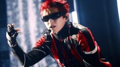 Güney Koreli rapçi Lee Taeyong’un Seul’deki konserinde Uşakspor logosu taşıyan