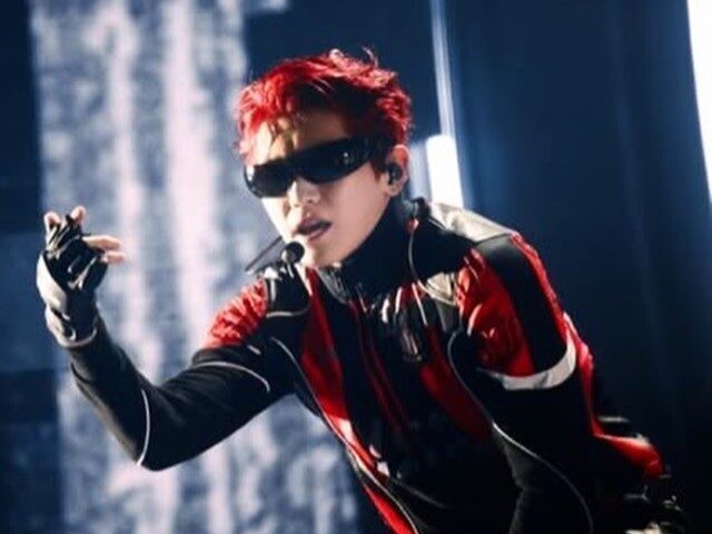 Güney Koreli rapçi Lee Taeyong’un Seul’deki konserinde Uşakspor logosu taşıyan