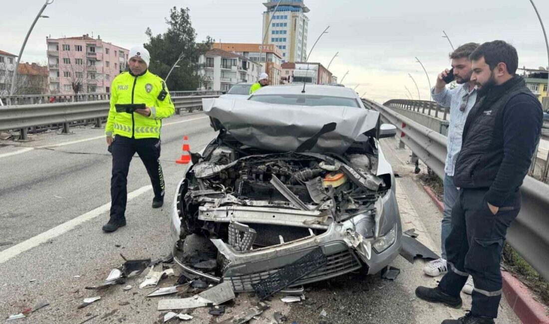 Uşak’ta 3 otomobilin karıştığı trafik kazasında 4 kişi yaralanarak hastaneye