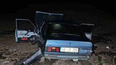 Uşak’ta iki otomobilin çarpışması sonucu meydana gelen kazada 5 kişi