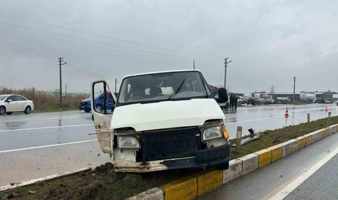 Uşak’ta panelvan aracın refüje çarpması sonucu karşı şeride geçen araçta