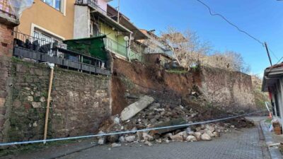 Uşak’ta etkili olan yağışlar nedeniyle istinat duvarı çökmesi ve toprak