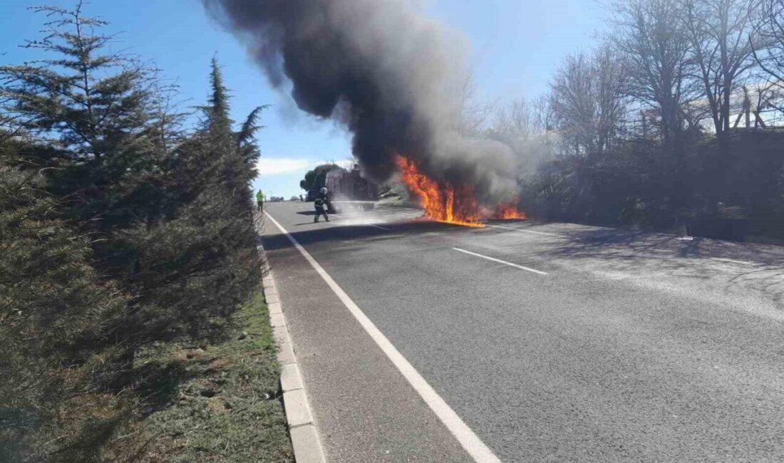 Uşak’ta seyir halindeyken arızalanan cip, emniyet şeridine çekildikten sonra çıkan