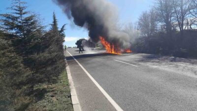 Uşak’ta seyir halindeyken arızalanan cip, emniyet şeridine çekildikten sonra çıkan