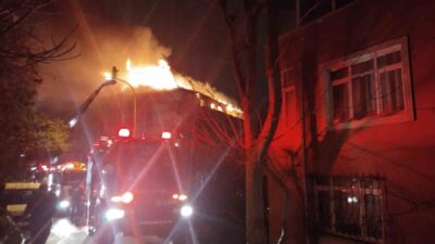 Üsküdar’da 7 katlı metruk bir binanın çatısında çıkan yangın paniğe