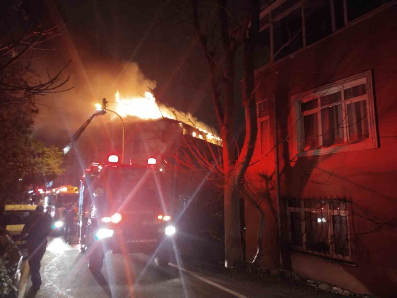Üsküdar’da 7 katlı metruk bir binanın çatısında çıkan yangın paniğe