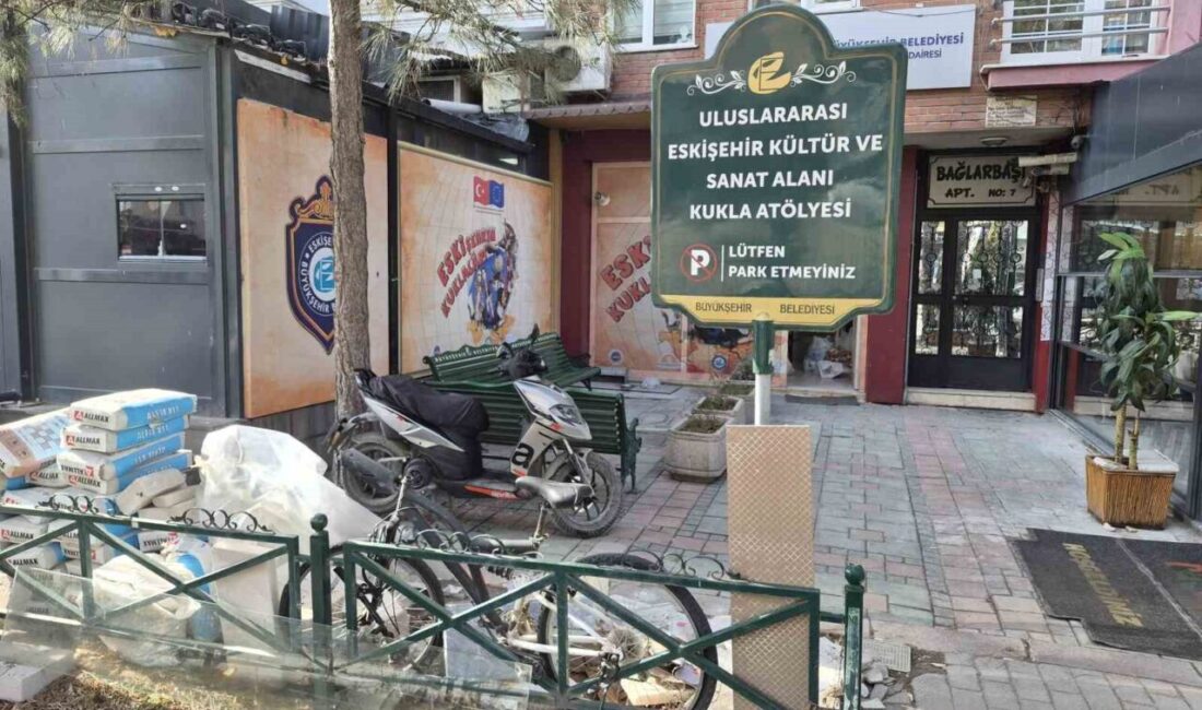 Eskişehir’de bir sanat atölyesinin önüne asılan ’Park etmeyiniz’ tabelasına aldırış