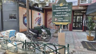 Eskişehir’de bir sanat atölyesinin önüne asılan ’Park etmeyiniz’ tabelasına aldırış