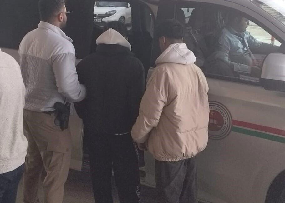 Bursa’nın İnegöl ilçesinde Narkotik Büro Amirliği ekipleri 2 uyuşturucu tacirini