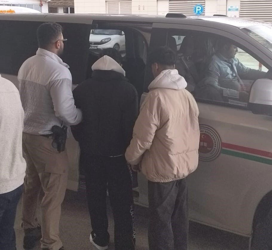 Bursa’nın İnegöl ilçesinde Narkotik Büro Amirliği ekipleri 2 uyuşturucu tacirini