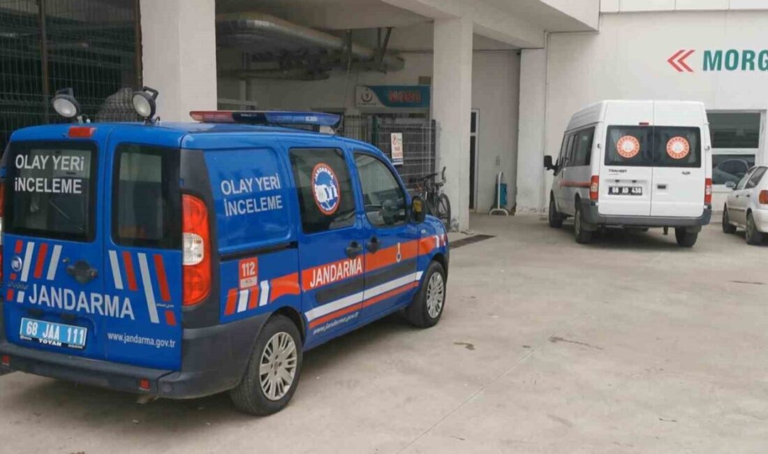 Aksaray’da fırtına nedeniyle uçan çatının altında kalarak ağır yaralanan ve