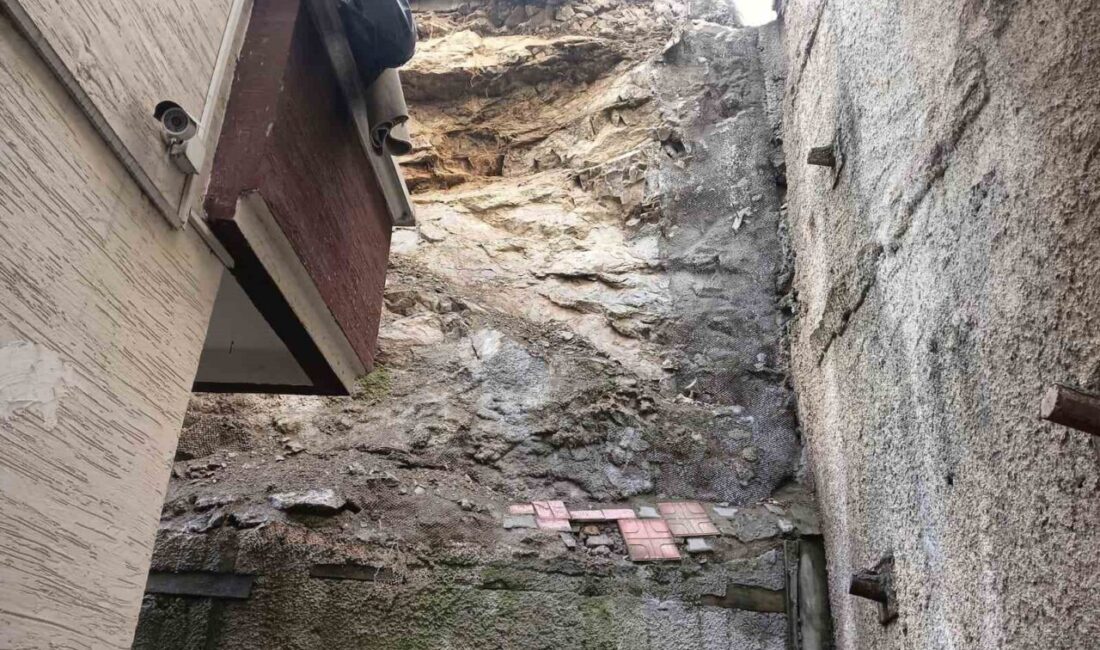 Ankara’da üzerine gecekondular inşa edilen kayalıklardan yağış nedeniyle yumuşayarak düşen