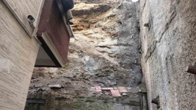 Ankara’da üzerine gecekondular inşa edilen kayalıklardan yağış nedeniyle yumuşayarak düşen