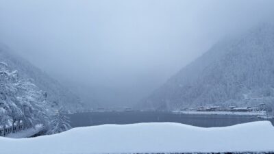 Trabzon’un dünyaca ünlü turizm merkezi Uzungöl’de etkili olan yoğun kar