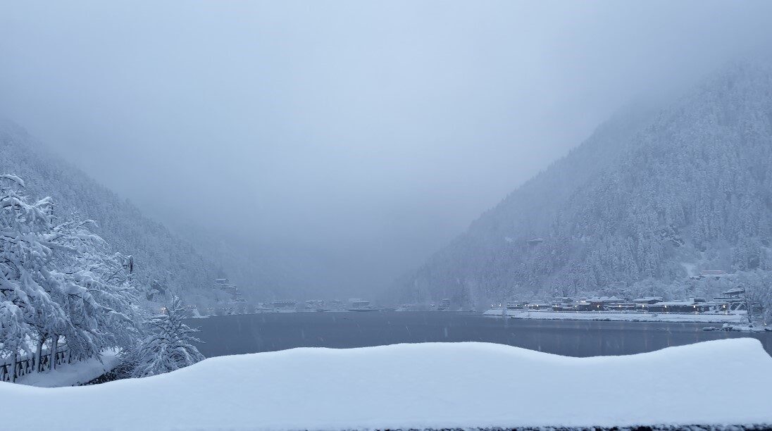 Trabzon’un dünyaca ünlü turizm merkezi Uzungöl’de etkili olan yoğun kar