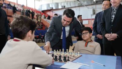 Tunceli’de düzenlenen Okullar Arası Satranç Turnuvası, Vali Şefik Aygöl’ün yaptığı