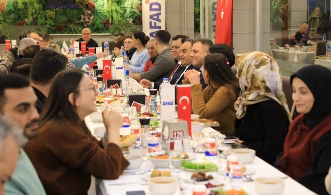 Çankırı Valisi Hüseyin Çakırtaş, kentte yaşayan depremzede vatandaşlarla iftar programında
