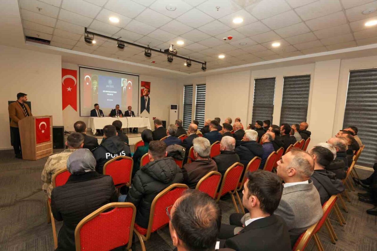 Bingöl Valisi Cahit Çelik Kiğı ilçesinde muhtarlarla bir araya gelerek