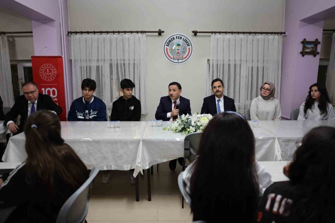 Kayseri Valisi Gökmen Çiçek, Sümer Fen Lisesi pansiyonunda kalan öğrencilerle