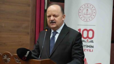 Kastamonu’da gerçekleştirilen “Gelenekten Geleceğe Ahşap Sanatı” panelinde konuşan Kastamonu Valisi