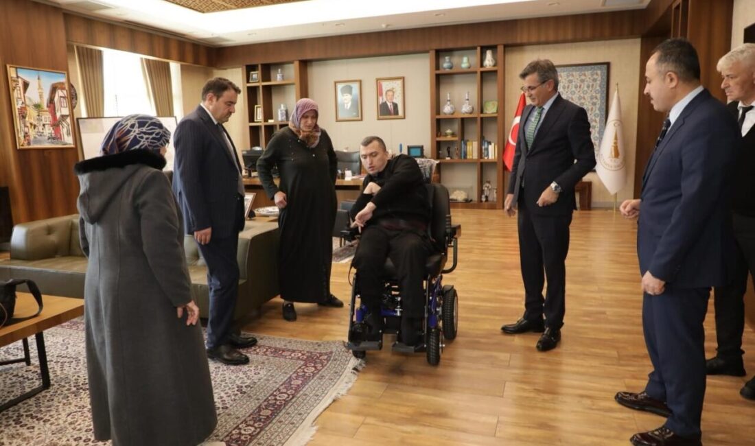 Kütahya Valisi Musa Işın, engelli vatandaş İsmet Öksüz ve ailesini