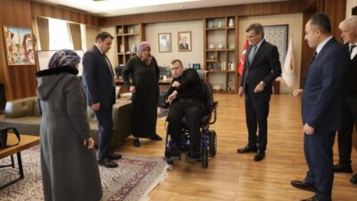 Kütahya Valisi Musa Işın, engelli vatandaş İsmet Öksüz ve ailesini