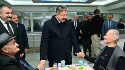 Eskişehir Valisi Dr. Erdinç Yılmaz, Safiye Gönül Bayar Huzurevi sakinleriyle