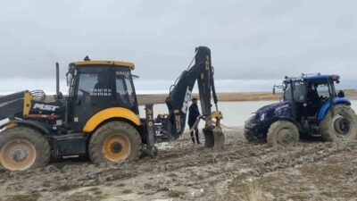 Bitlis’in Adilcevaz ilçesinde, Van Gölü sahilinde çamura saplanan bir traktör,