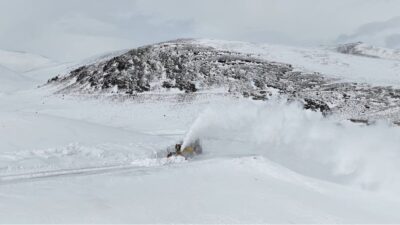 Van’da etkili olan kar yağışı nedeniyle 53 yerleşim yerinin yolu