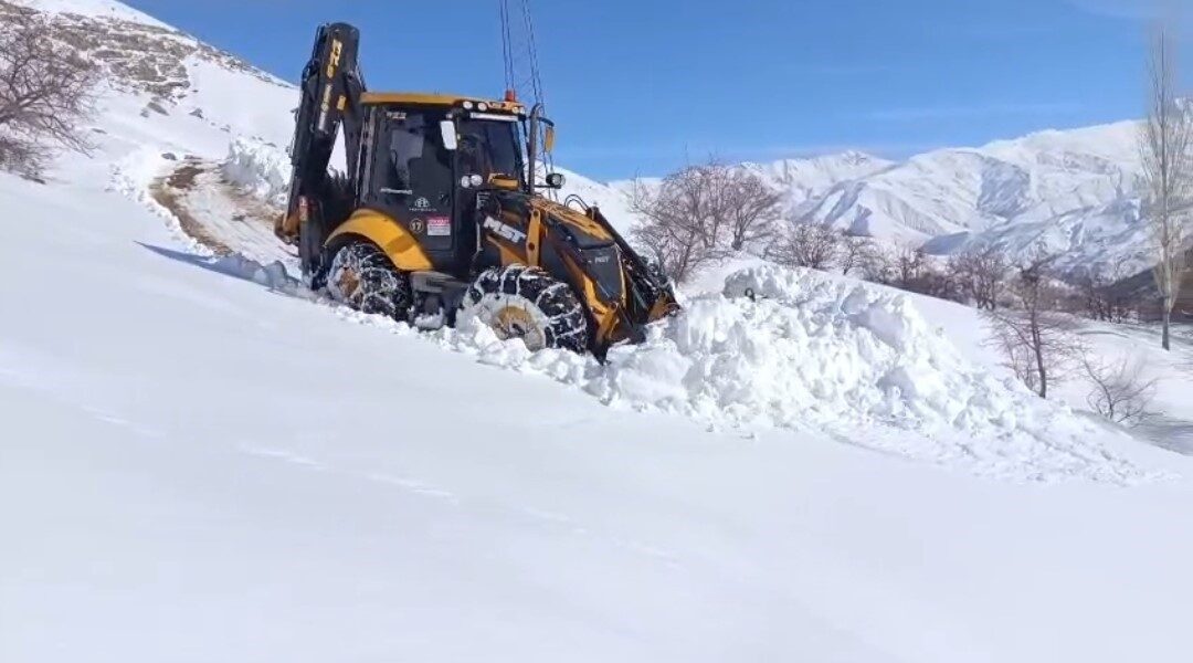 Van’da etkili olan kar yağışı nedeniyle 78 yerleşim yerinin yolu