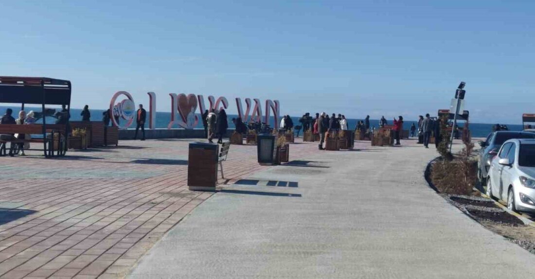 Van’da dondurucu kış şartlarının ardından yüzünü gösteren güneşli hava, hayatı