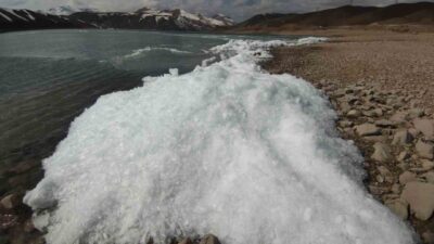 Sibirya soğuklarının hakim olduğu Van’da Zernek Barajı’ndaki dalgalar donarak kristalleşti.