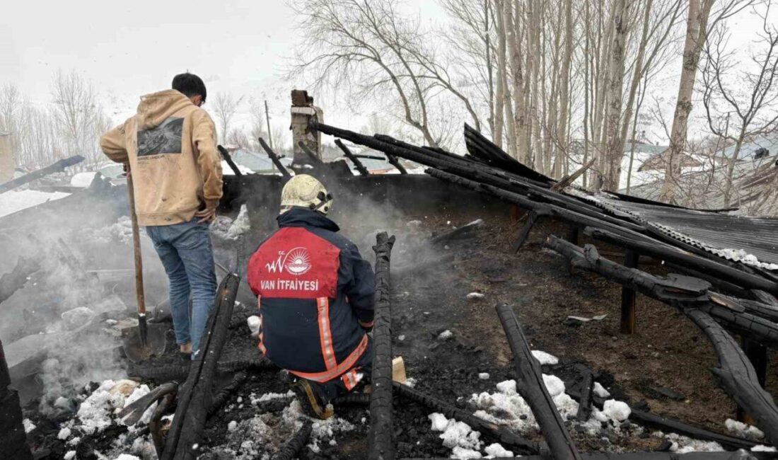 Van’ın Erciş ilçesinde bir evin çatı katında çıkan yangın, itfaiye